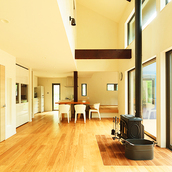 吹き抜けの開放感たっぷりリビング