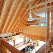 吹きぬけの上からスタディールームを見下ろす