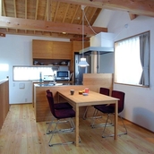 リビングから、ダイニング、キッチンを見る