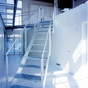 グレーチングのブリッジが架かる1Fホール空間