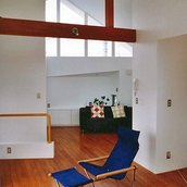 白い壁と木の梁があるのびのびとした空間