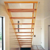 土間とスケルトンな階段により開放感のある玄関