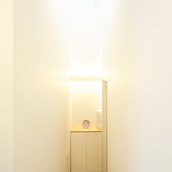 吹き抜けとトップライトのエントランス