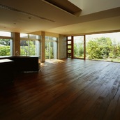 広いLDKの先の庭には、緑が生い茂るイングリッシュガーデン