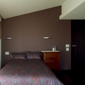 好きな色で壁にアクセントカラー、傾斜天井で空間に変化を付けています