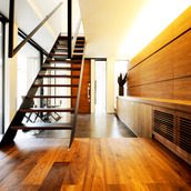 空間のアクセントとなりながらも、圧迫感を抑えたストリップ階段