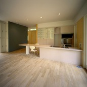 愛犬のために、無垢のフローリング出仕上げたリビング