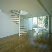 木々が主の庭を、ダイニングから楽しむ