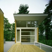 プライベート棟とゲスト棟をつなぐバルコニー