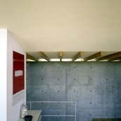 屋根垂木の間をハイサイドの窓にして、空間の光を楽しむ