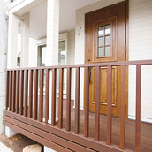ウッドデッキからの玄関アプローチ