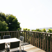 ウッドテラスからのぞむ鎌倉山の景色