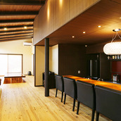 暖炉を据え付けたリビング