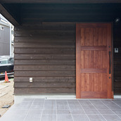 重厚な木の外観