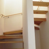 U字に伸びる無垢材板の階段