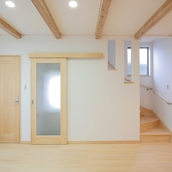 建具(ドア)もすべてパインの無垢材