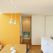 床の高さに設けた地窓