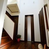 採光のため吹き抜けを設けた玄関