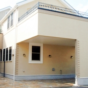 天然石を敷き詰めた洋風エントランス