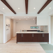 広々としたシックなキッチンスペース