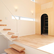 吹き抜けにハイサイドライトが並ぶリビング