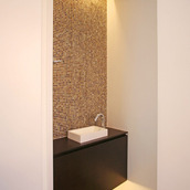 ガラスモザイクと間接照明を使った客用トイレ