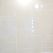 ナチュラルなクリーム色の浴室タイル