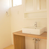 シンプルな木の洗面台