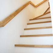 ナチュラルな雰囲気を醸し出す木の階段板