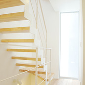 壁一面のガラス窓から注ぐ光