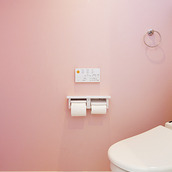 淡いピンクの壁紙が可愛らしいトイレ
