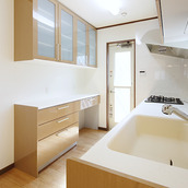 機能的かつゆったりとしたスペースのキッチン