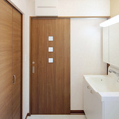 木目が交差に流れる洗面室