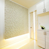 間接照明に照らされる明るい玄関