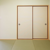 シックな枠で存在感のあるふすま