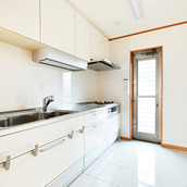 作業スペースを広く取った機能的なキッチン