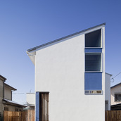 ブルーのアクセントが映える片流れ屋根の外観