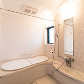 緩やかな曲線デザインの浴室