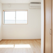 明るい日差しがフローリングに映える