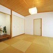 将来、二世帯住宅として住めるように平屋建てに設けた和室。