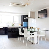 フルオーダーの上品なキッチン