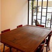 アンティークの蔵戸をテーブルにリデザイン