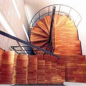 螺旋階段を見下ろす