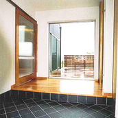 玄関から中庭デッキへ