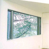 桜を見ながらダイニングで食事を