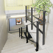 黒い手摺が設置された階段