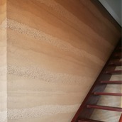 ナチュラルな壁と木の階段がベストマッチ