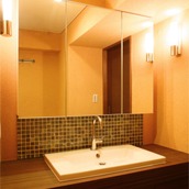 木目とタイルの組み合わせがナチュラルで温かみのある洗面スペース