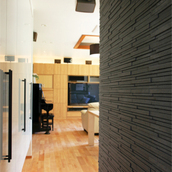 ブラウンの壁がアクセントに