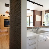 タイル張りがかわいいアクセントとなった真っ白なキッチン